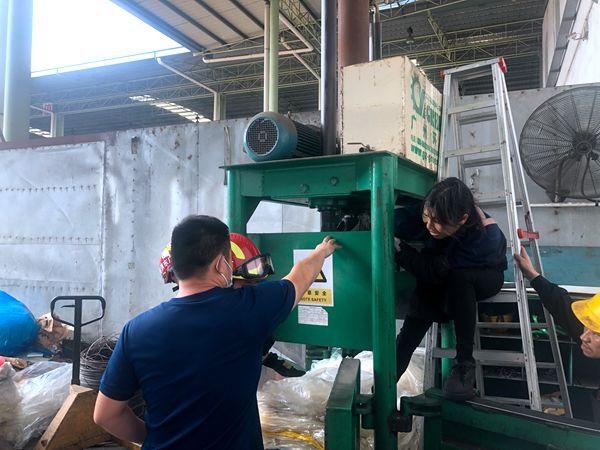 消防員援救現場(chǎng) 消防員援救現場(chǎng)